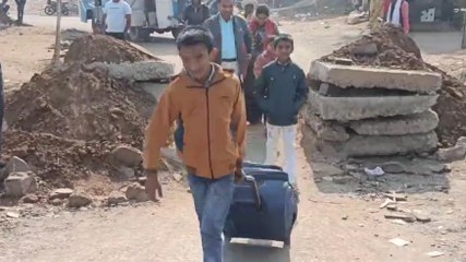 सिहावल: पुल टूटने से यात्रियों का हाल है बेहाल,बना हादसे का डर,छोटे बच्चे भी हो रहे परेशान