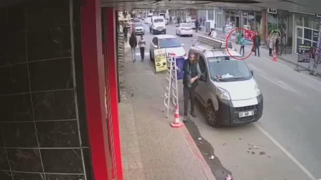 Adana'da yolun karşısına geçmek isteyen çocuğa kamyonetin çarpması kamerada