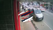 Adana'da yolun karşısına geçmek isteyen çocuğa kamyonetin çarpması kamerada