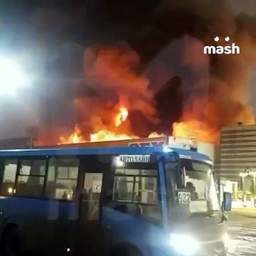 Incendie criminel ? Regardez les images de ces pompiers russes qui luttent toujours contre ce feu de 7.000 m2 dans un centre commercial de la banlieue de Moscou