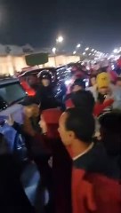 العاهل المغربي يحتفل مع جماهير بلاده في الشوارع بعد التأهل التاريخي بالمونديال