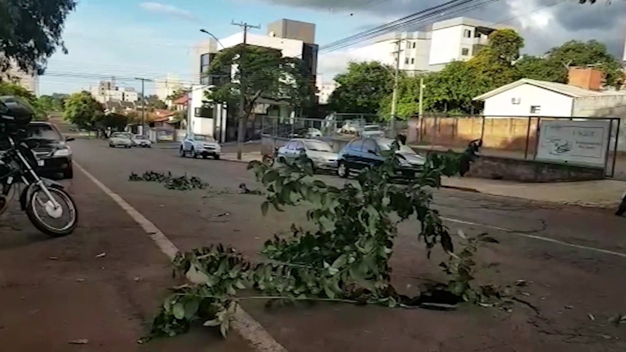 Cuidado condutores! Grande buraco é sinalizado no Centro
