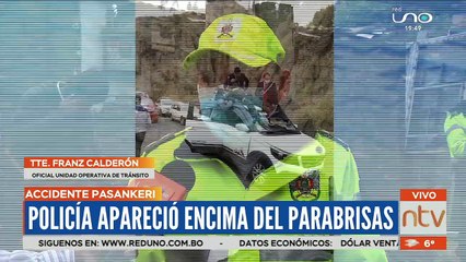 Conductor termina encima de un vehículo luego de chocar su motocicleta