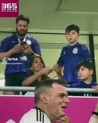 Vợ messi mắng “fan CR7” vì vứt kẹo xuống khán đài