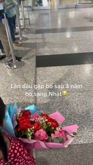 Ông bố hạnh phúc ôm chặt con gái nhỏ vào lòng sau 3 năm đi Nhật