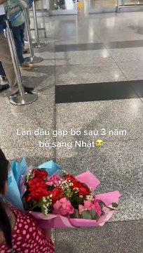 Ông bố hạnh phúc ôm chặt con gái nhỏ vào lòng sau 3 năm đi Nhật