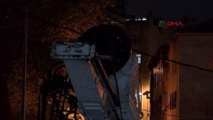 İSTANBUL-EYÜPSULTAN'DA İŞ MAKİNESİNİN TONLARCA AĞIRLIĞINDAKİ DEMİR PARÇASI CİPİN ÜZERİNE DEVRİLDİ