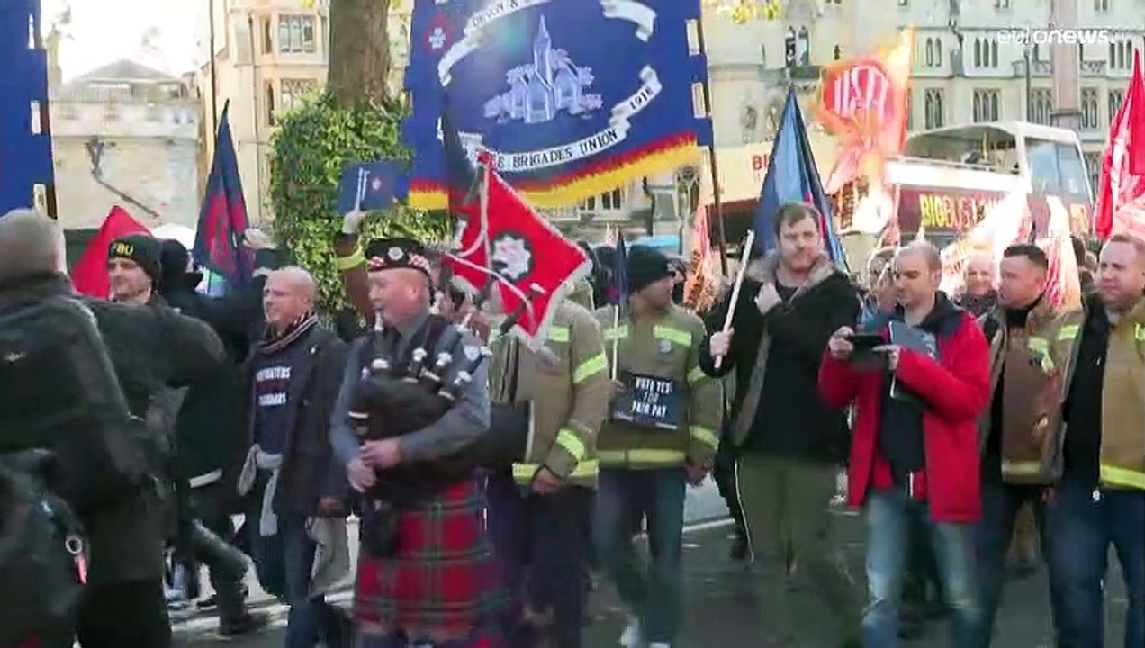 Scioperano i pompieri britannici per salari più alti