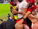 وليد الركراكي يصعد إلى المدرجات من أجل تقبيل والدته التي حضرت مباراة المغرب ضد إسبانيا