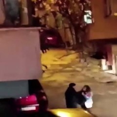 Sokak ortasında cep telefonu çalınıp darbedilen kadının yardım çağrısına seyirci kaldılar!