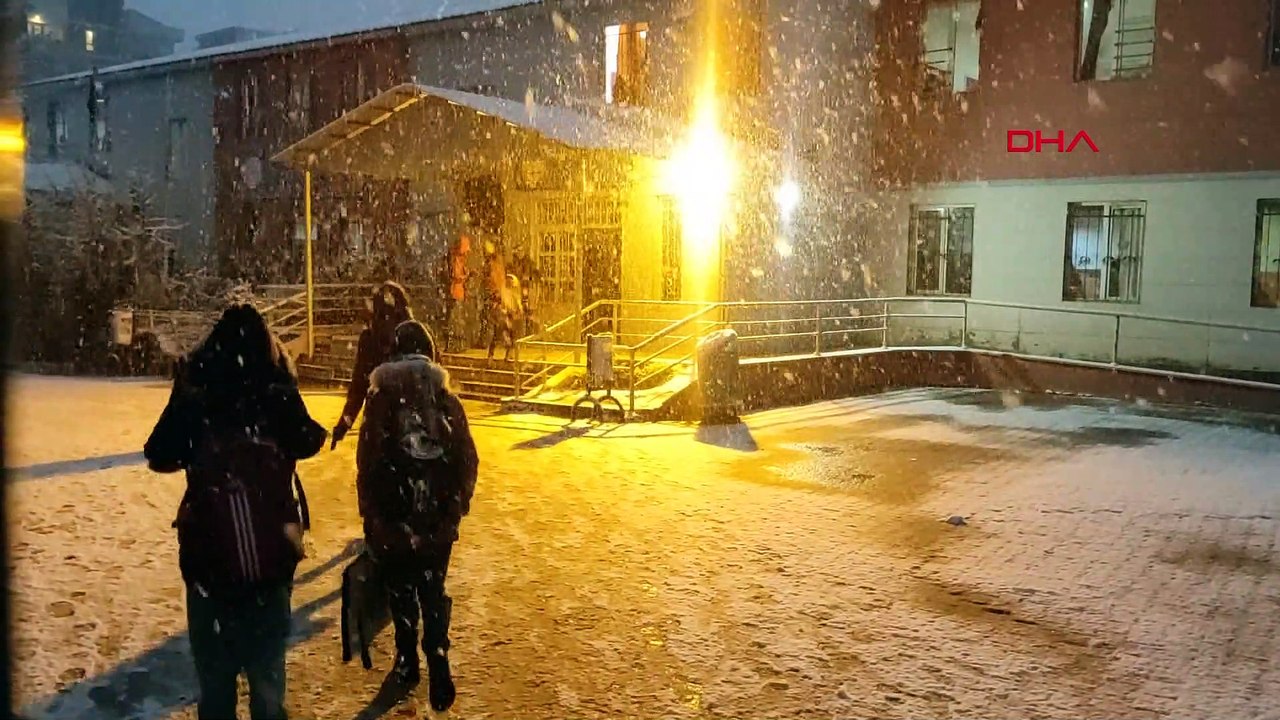 Mevsimin ilk karı düştü; öğrenciler kar altında okullarına gitti