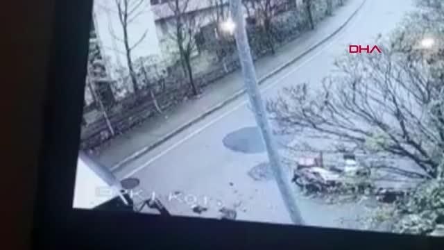 MALTEPE'DE MOTOSİKLETLİ KURYENİN İETT OTOBÜSÜNE ÇARPTIĞI KAZA KAMERADA