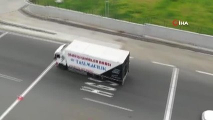 Ev eşyaları taşıyan nakliye aracına uyuşturucu operasyonu kamerada