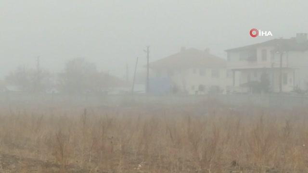 Gemerek'te yoğun sis nedeniyle göz gözü görmedi