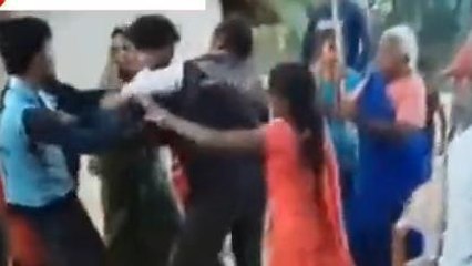 जौनपुर: कौन स्त्री कौन पुरुष, न शर्म न लिहाज़, देखिये सरेआम चल रहे लात घूंसे