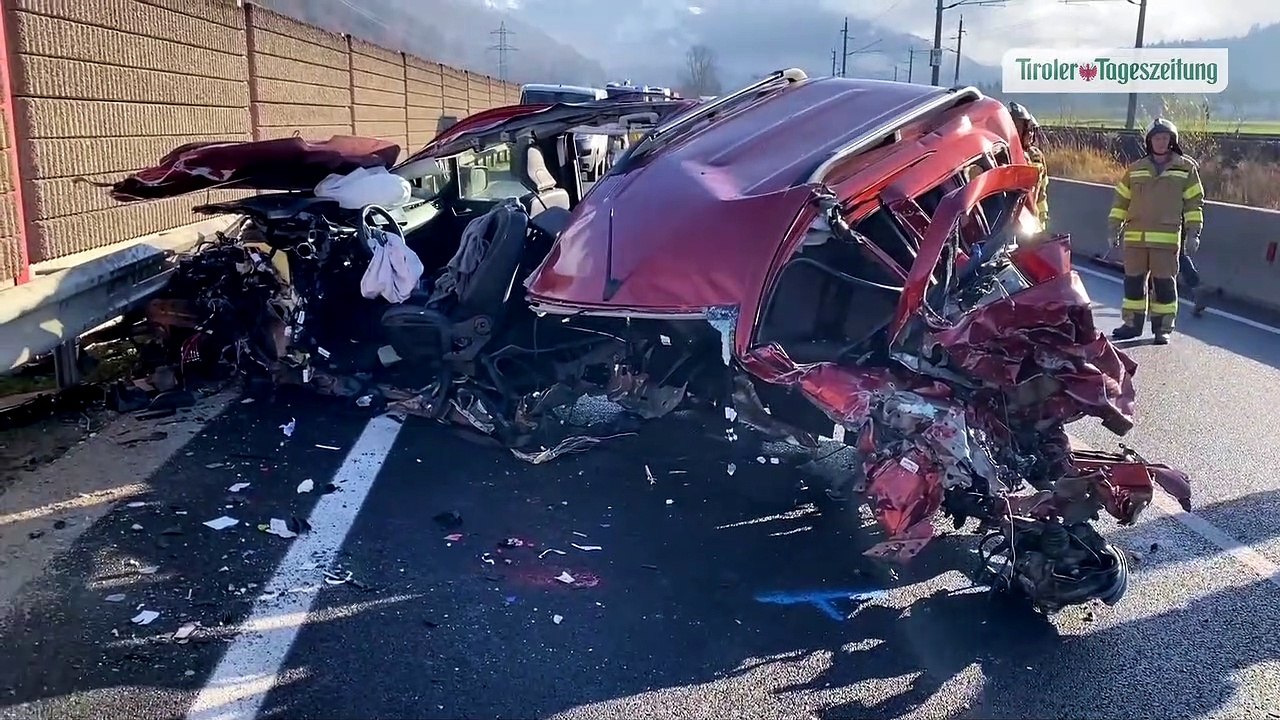 Schwerer Unfall in Wörgl: Auto von Frau bei Kollision in zwei Teile gerissen