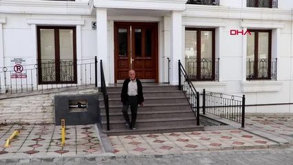 5 YILLIK DOSTU 'PAPAĞAN LARA'YI OMZUNDA GEZDİRİYOR