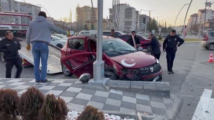Aksaray'da iki otomobilin çarpıştığı kazada 4 kişi yaralandı