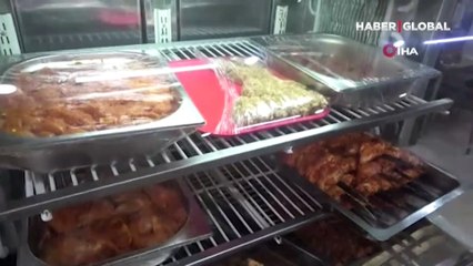 Para ödememek için saçını koparıp yemeğe koydu, o anlar kameralara yansıdı
