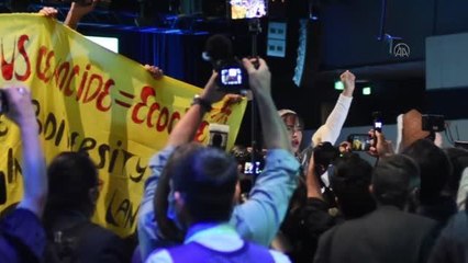 Çevreciler, Kanada Başbakanı Trudeau'yu konuşması sırasından protesto etti