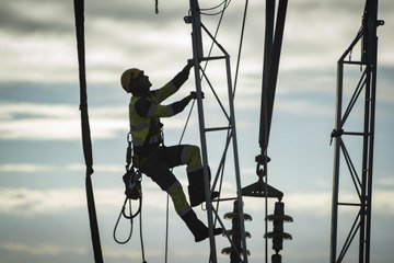 Las torres de la bahía de Cádiz lucen nuevo cableado 40 años después