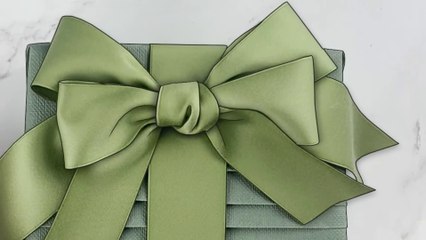 DIY Gift Wrapping - Wrapping A Gift With Ribbon Bow