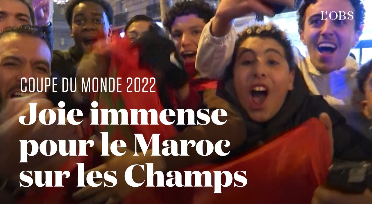 Les supporters du Maroc célèbrent sur les Champ...