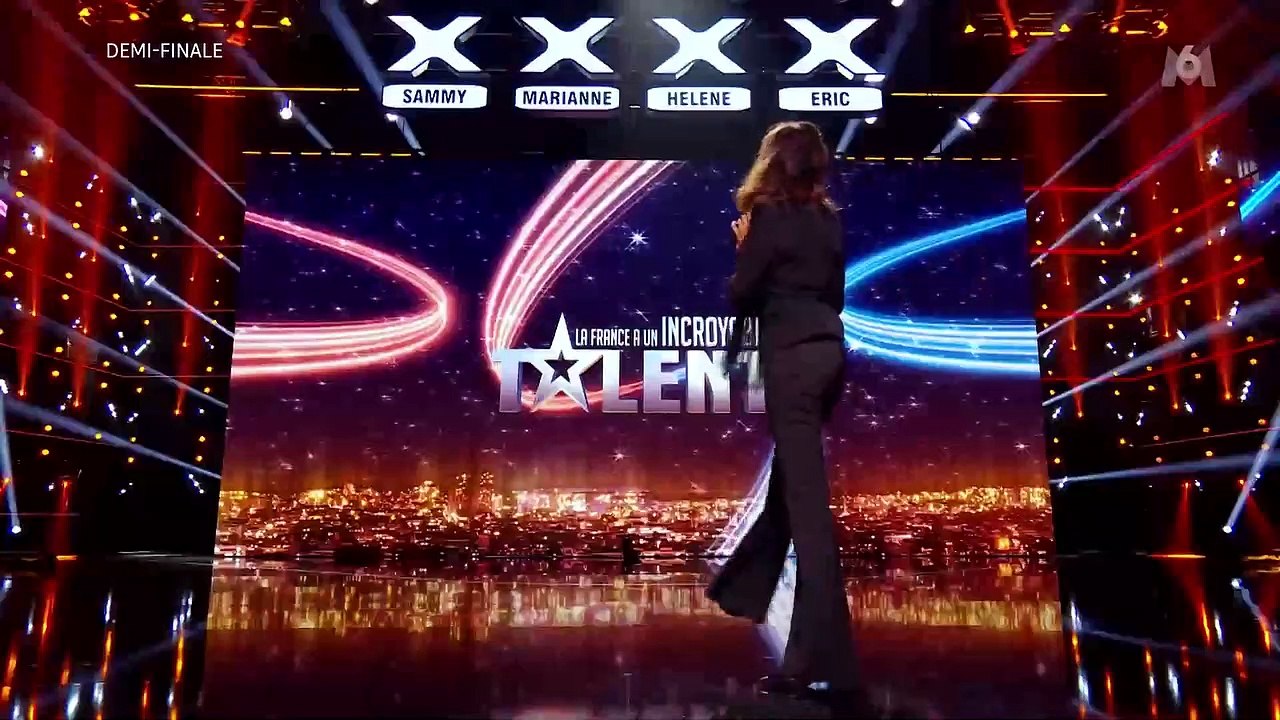 André Manoukian victime d’une lourde chute lors de son arrivée hier soir dans "La France a un incroyable talent" sur M6 - Regardez