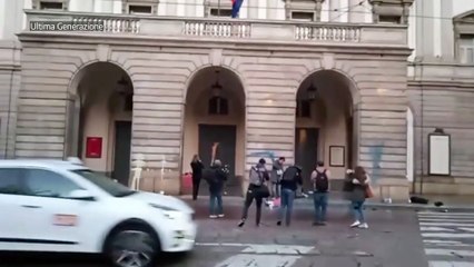 Activistas climáticos lanzan pintura al teatro de La Scala en Milan