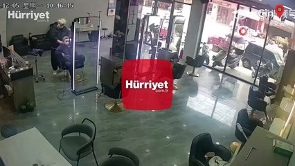 Tavandan kuaförün ortasına düştü! İlginç anlar kamerada