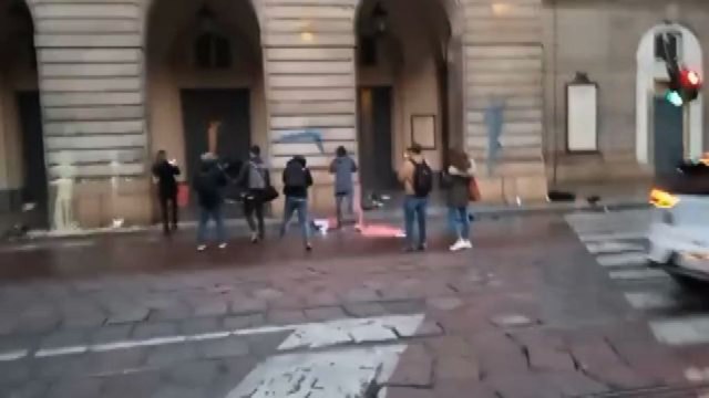 Blitz di Ultima Generazione, vernice sulla facciata della Scala