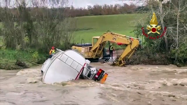 Autobotte travolta dal torrente in piena