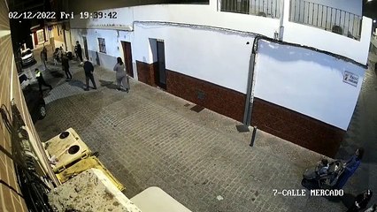 Video herunterladen: Dos policías locales de El Cuervo reaniman a una niña de cuatro años que se chocó el viernes con un bolardo de la acera.