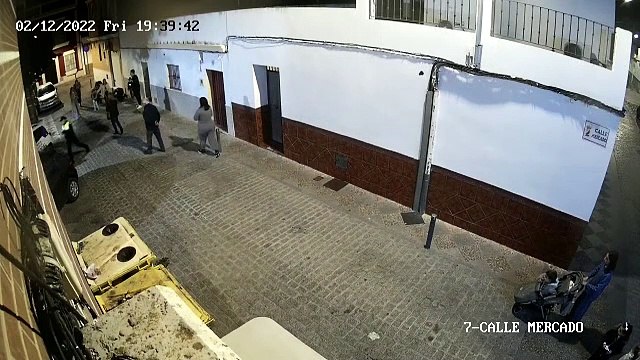 Dos policías locales de El Cuervo reaniman a una niña de cuatro años que se chocó el viernes con un bolardo de la acera.