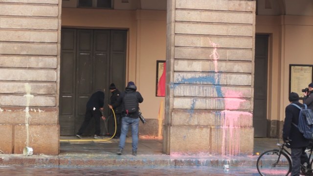 Prima della Scala, ambientalisti imbrattano ingresso Teatro. 5 denunce