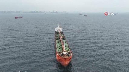 Sıraya giren petrol tankerleri böyle görüntülendi