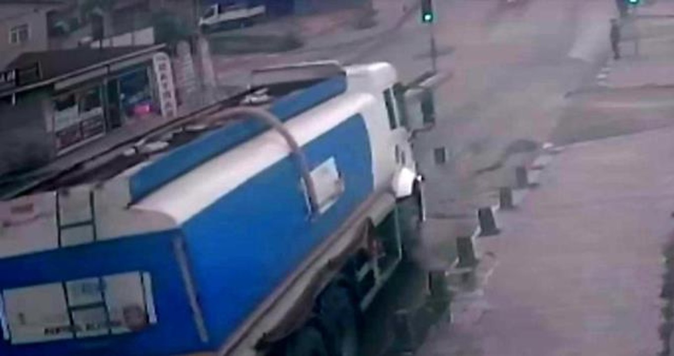 Sultanbeyli'de İSKİ tankerinin hatalı dönüşü, motosikletliyi hayattan kopardı... Kaza anı kamerada