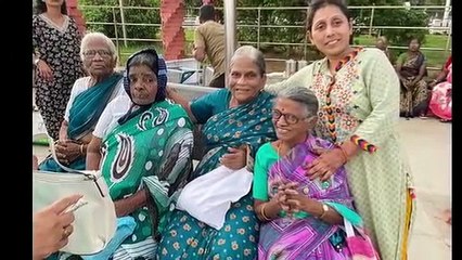 बुजुर्गों को कराया मरीना बीच का भ्रमण