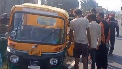 मैनपुरी: अनियंत्रित होकर पलटा टेंपो, हादसे में कई लोग हुए घायल