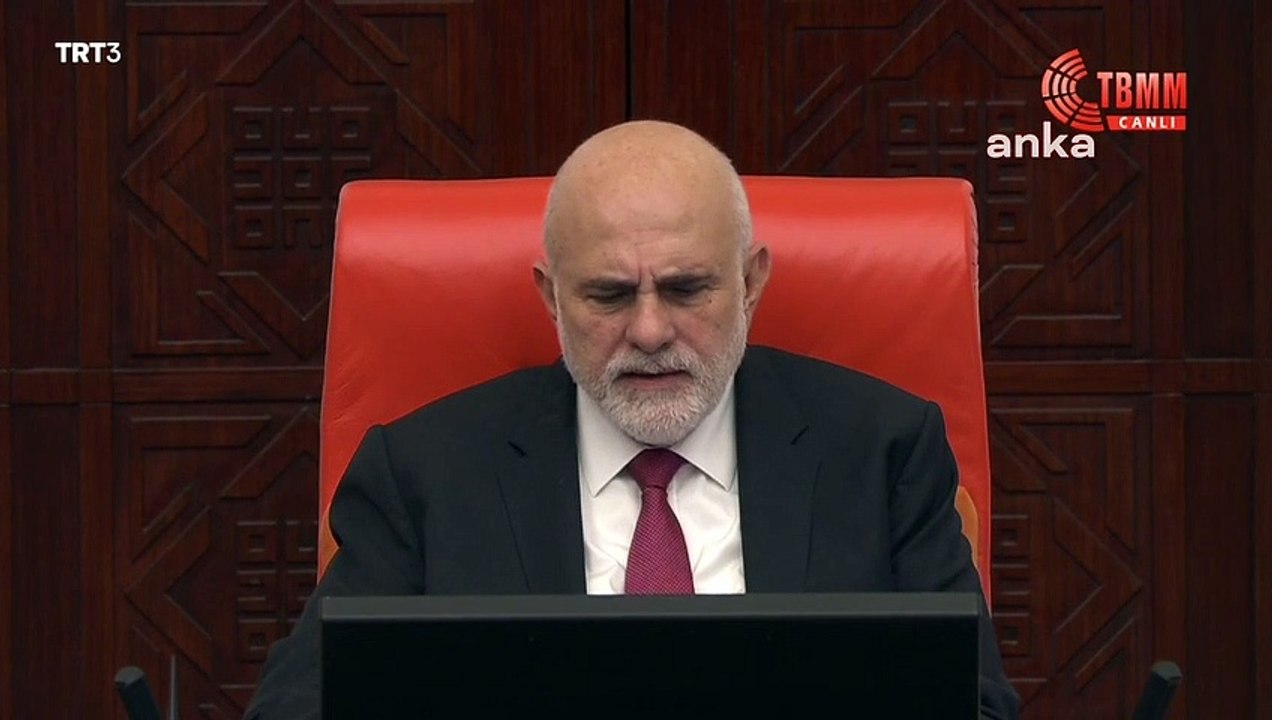 İYİ Partili vekillerden 'yumruk' protestosu: AKP'liler konuşurken İYİ Partili vekiller...