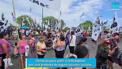 Demoras para subir a la Autopista por una protesta de organizaciones sociales