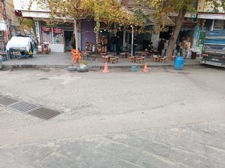 ÇAY OCAĞINDA OTURURKEN HUSUMETLİLERİ DARBETTİ, BEYİN KANAMASI GEÇİRDİ