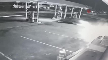 ABD'de aracın çarptığı akaryakıt pompası alev aldı