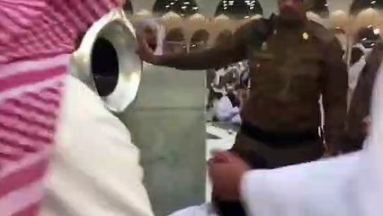 Makka Masjid Al Haram انظر ماذا فعل 'الامن السعودي' مع الطفل المعاق 'غانم محمد المفتاح'
