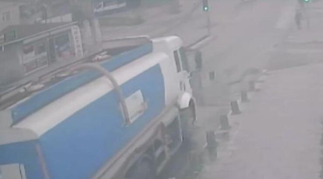 Sultanbeyli'de su tankerinin çarptığı motosikletli hayatını kaybetti