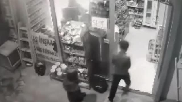 Manisalı bakkal, 10 yaşındaki çocuğu Heimlich manevrasıyla kurtardı