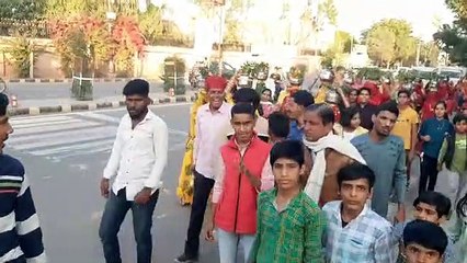 गाजे-बाजे के साथ नाचते हुए पहुंचे तो बदल गया यहां का रंग