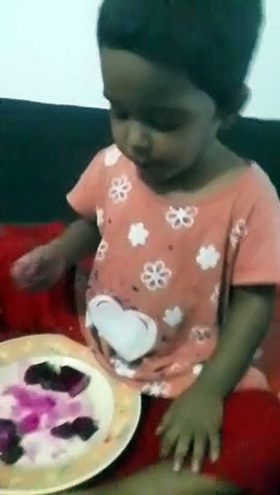 ছামিরা বাবু কী  খাচ্ছে বলেন তো Samira & Mariam World's