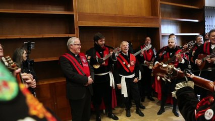 El Arzobispo de Sevilla bendice el fajín blanco de la Tuna de Peritos Industriales