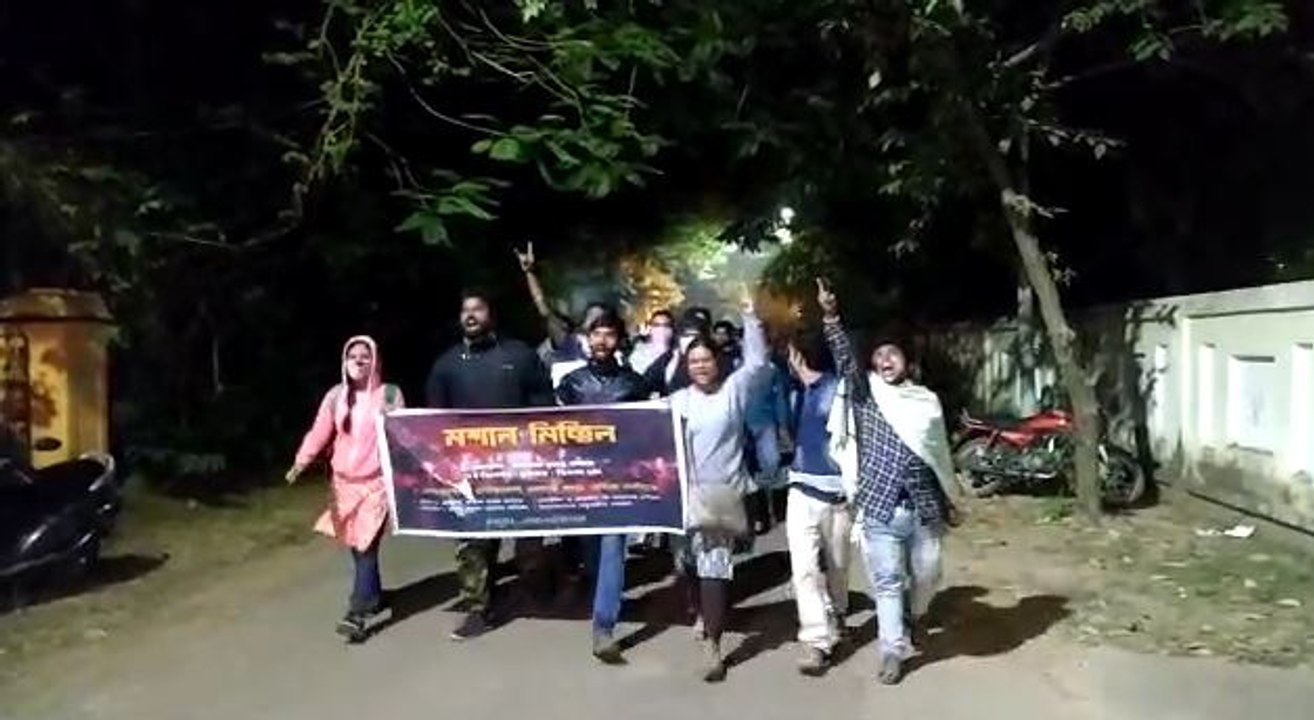 উপাচার্যের পদত্যাগের দাবিতে পড়ুয়াদের মশাল মিছিল, ফের উত্তপ্ত বিশ্বভারতী |OneIndia Bengali